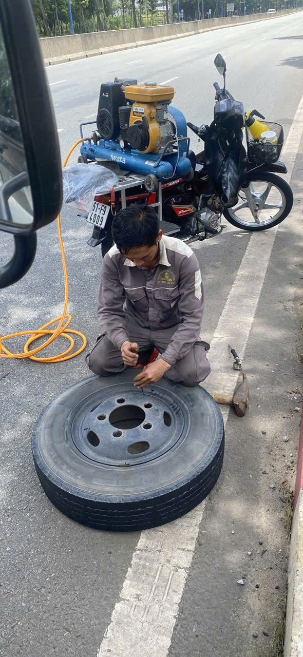 VÁ VỎ LƯU ĐỘNG 24/24 THÀNH CÔNG