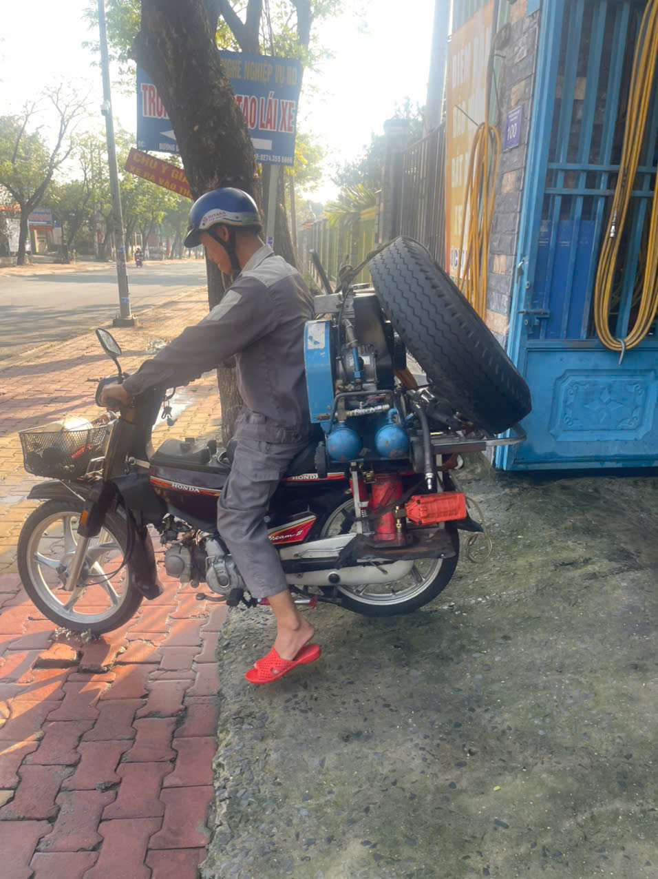 VÁ VỎ LƯU ĐỘNG 24/24 THÀNH CÔNG