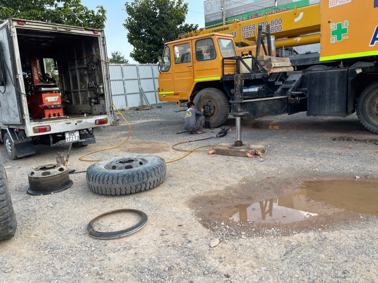 VÁ VỎ LƯU ĐỘNG 24/24 THÀNH CÔNG