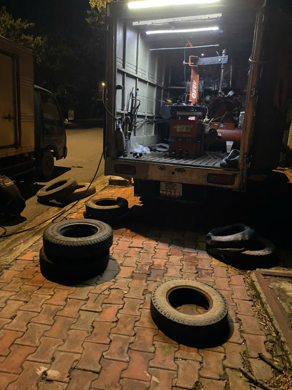 VÁ VỎ LƯU ĐỘNG 24/24 THÀNH CÔNG